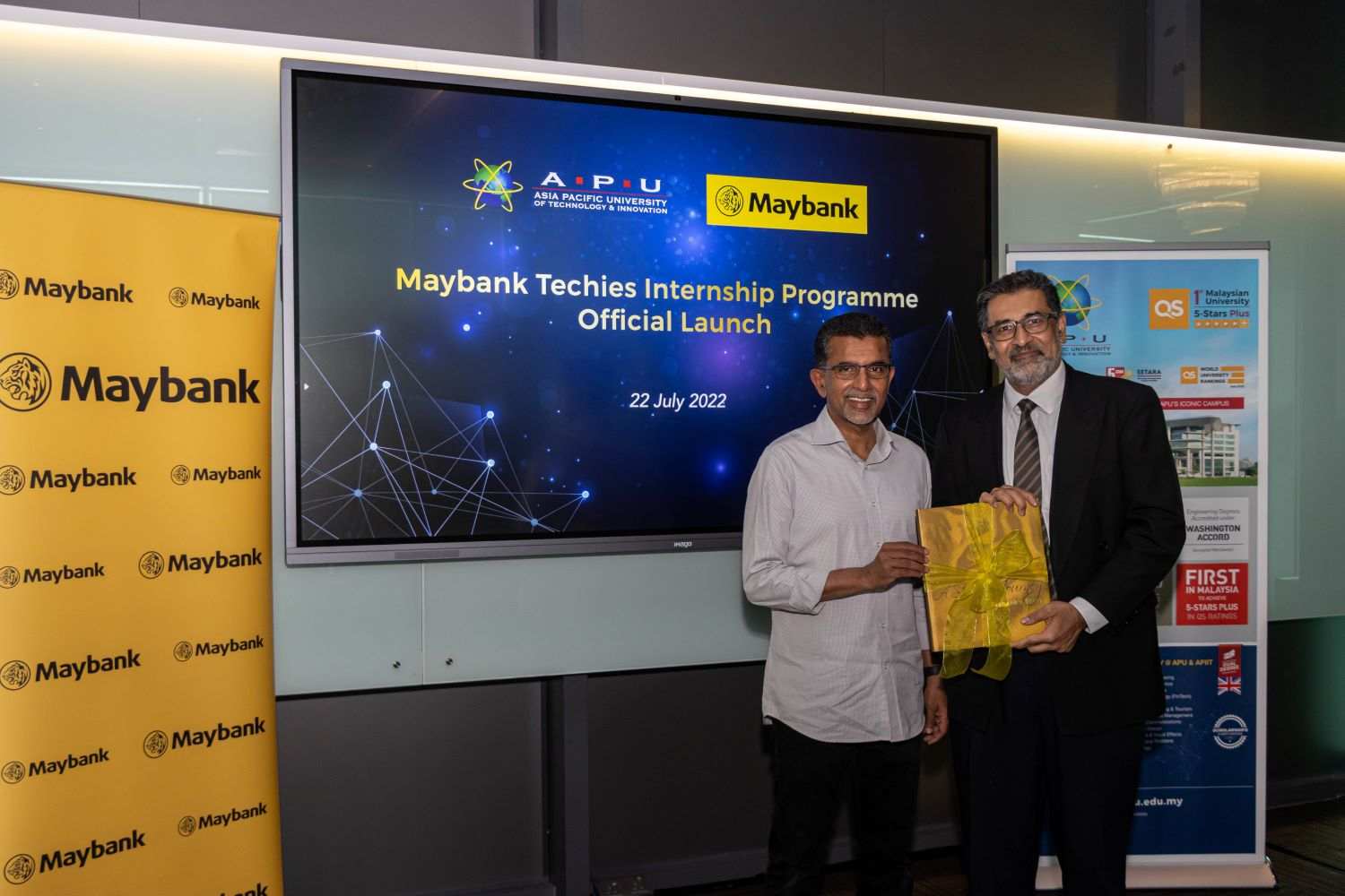 Mr Mohd Suhail Amar Suresh (from left), Group Chief Technology Officer, Maybank, received a memento from Mr Gurpardeep Singh, Chief Operating Officer, APU, at the official launch ceremony of the Maybank Techies Internship Programme.